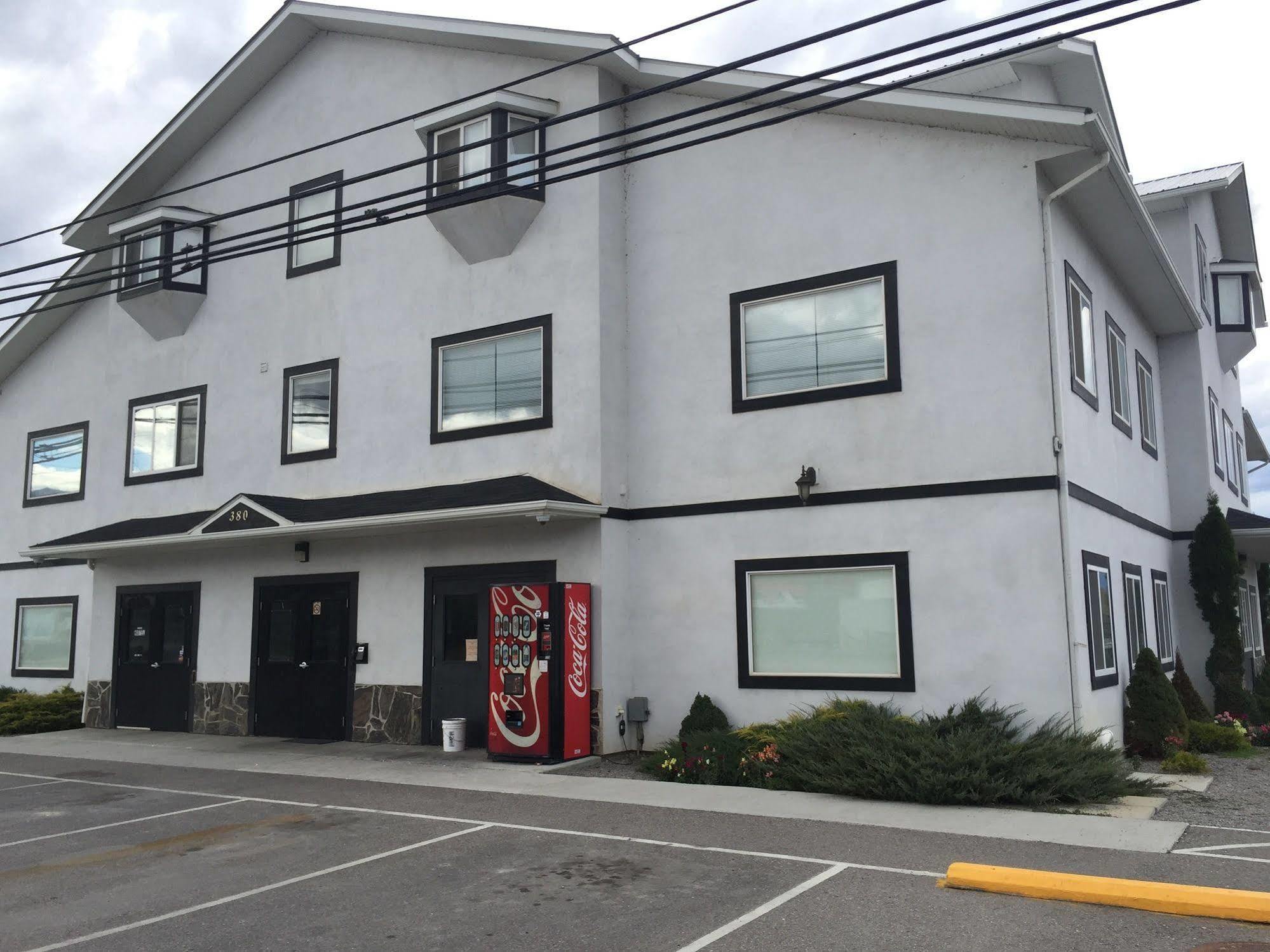 Invermere Hostel Exterior photo